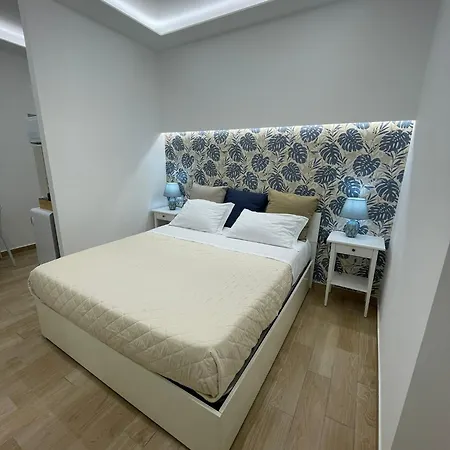 Civico 14 Chiaia * נאפולי